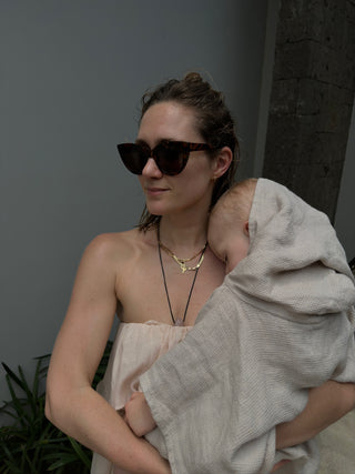 Mama mit Baby im Leinen Poncho